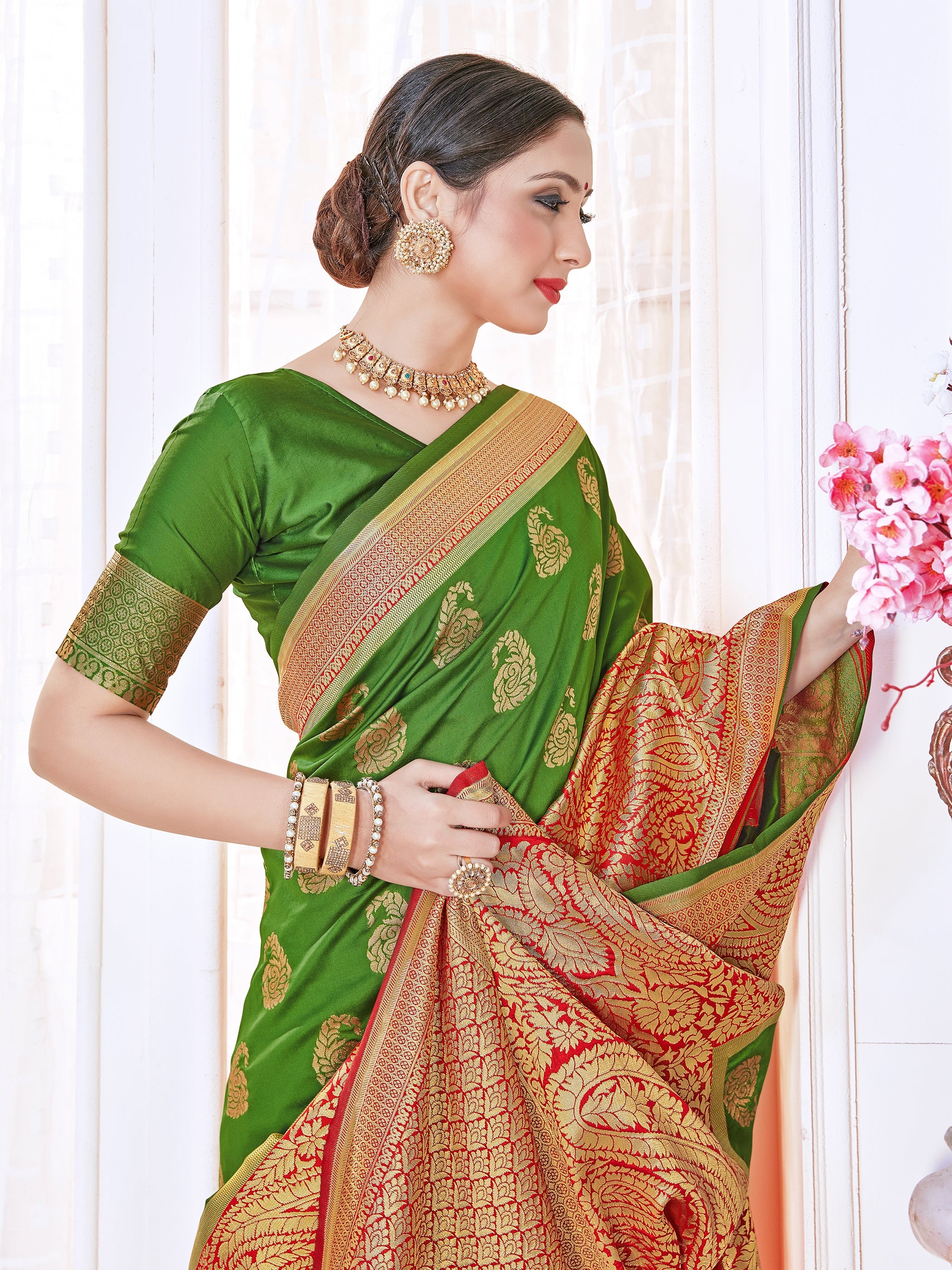 Chic Green Banarasi Art Silk Woven Saree : Perfect for Weddings & Formal Events