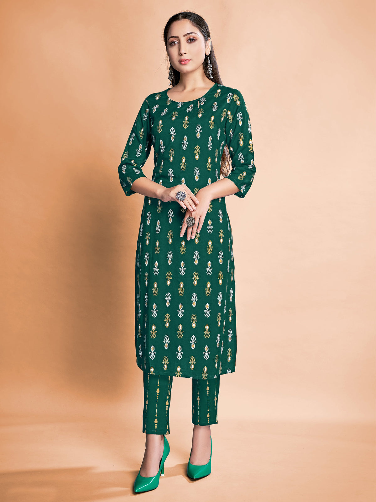 Elegant Green Rayon Dress: Luxurious Feel, Intricate Foil Print, Versatile Wear