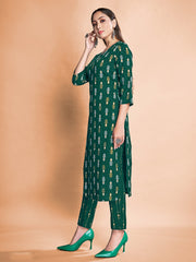 Elegant Green Rayon Dress: Luxurious Feel, Intricate Foil Print, Versatile Wear