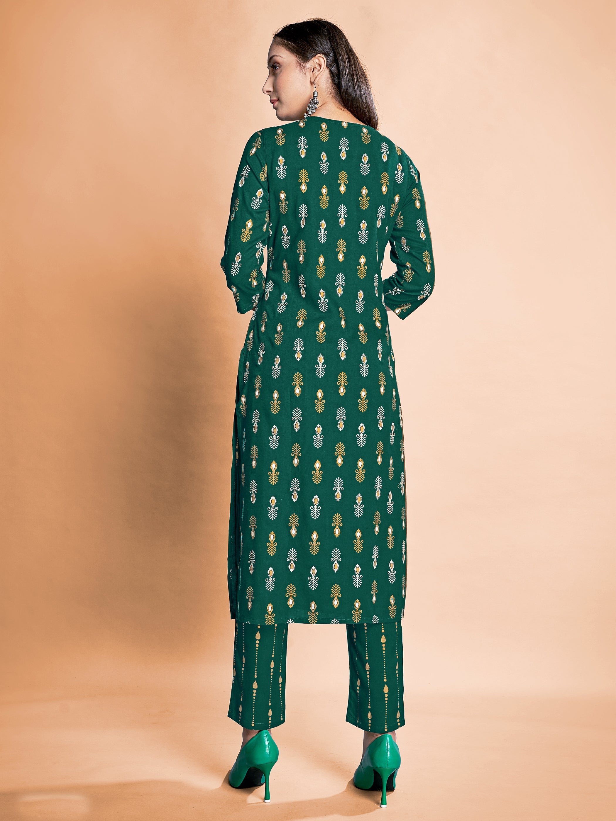 Elegant Green Rayon Dress: Luxurious Feel, Intricate Foil Print, Versatile Wear