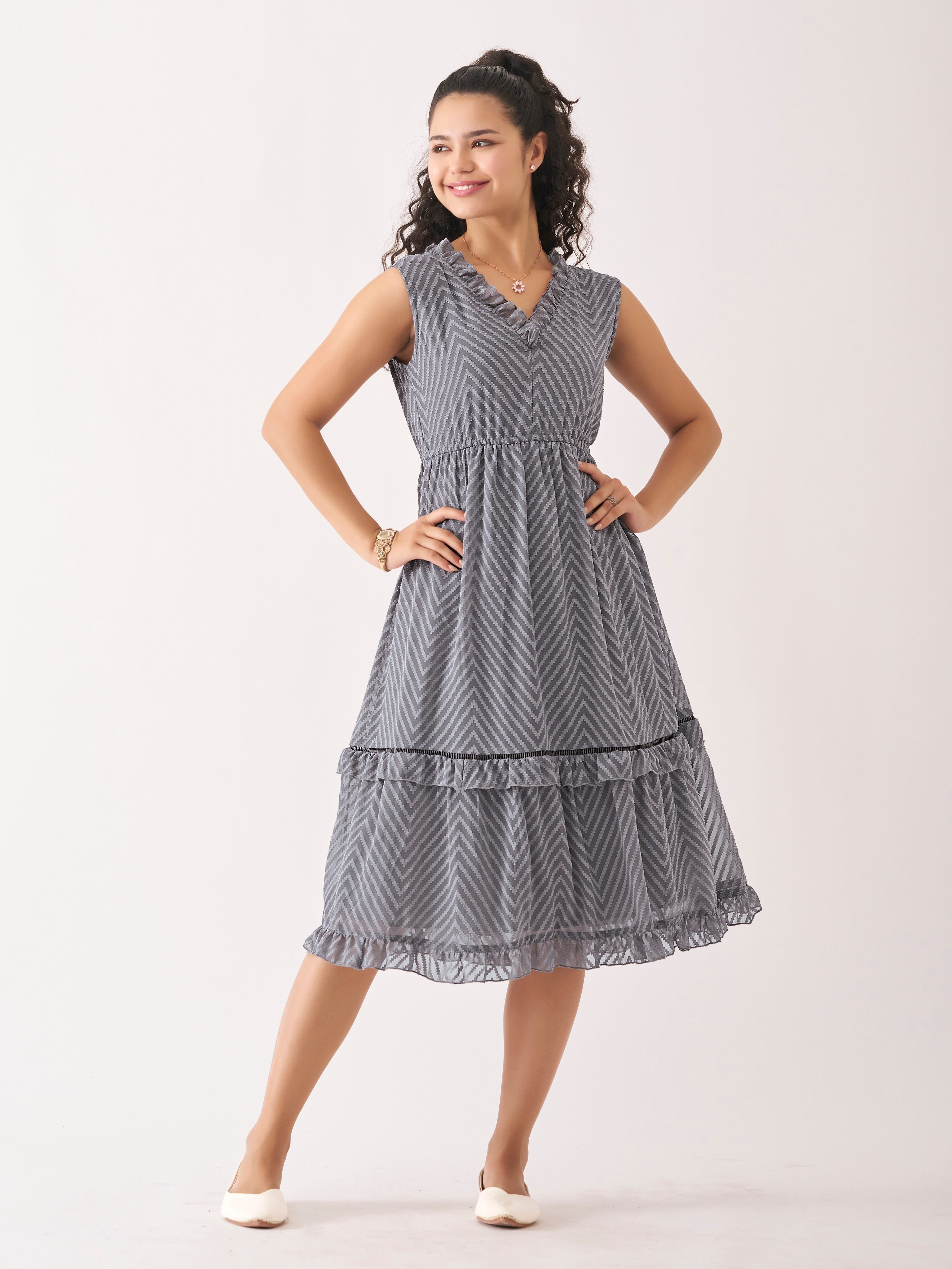 Elegant Grey Chiffon Brasso Sleeveless Zig Zag Dress - Solid Pattern Fashion