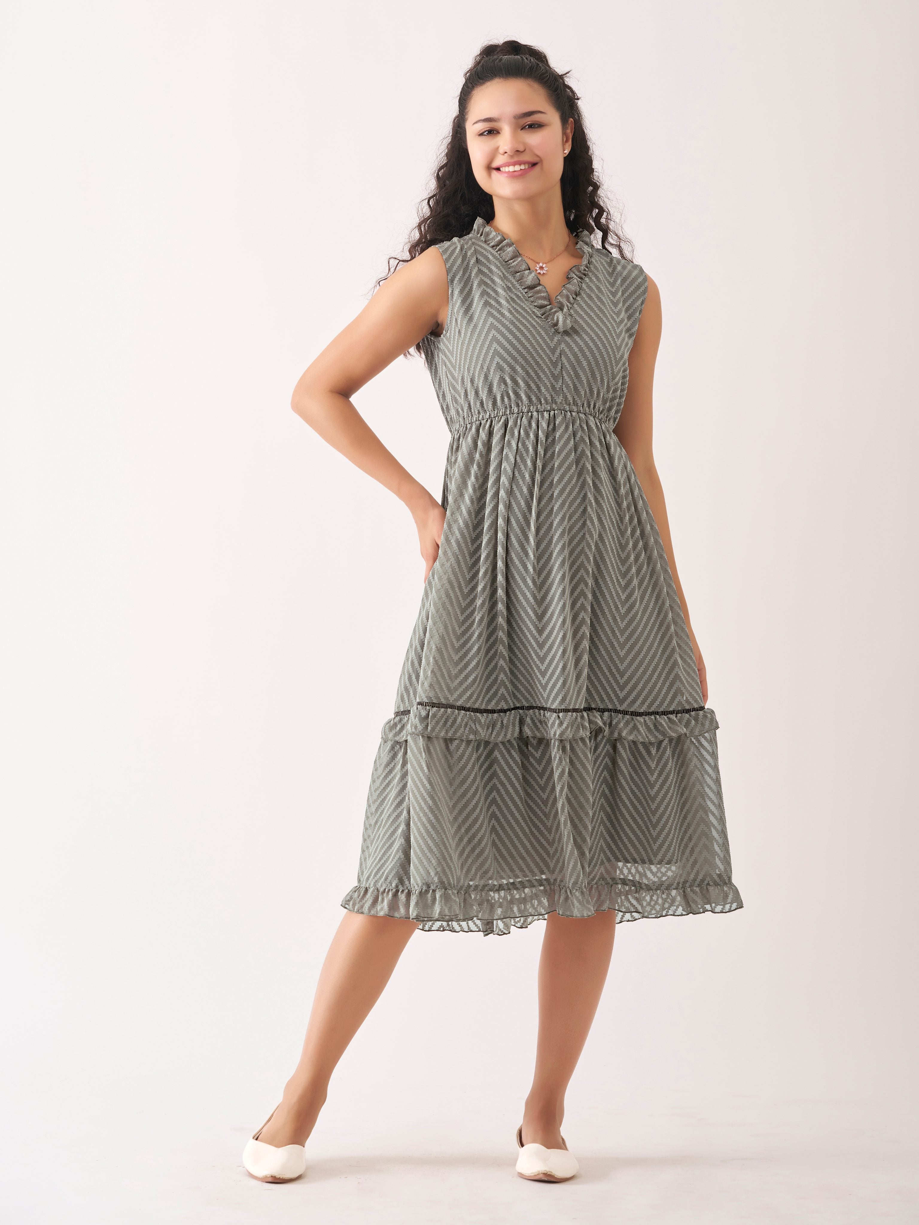 Elegant Grey Chiffon Brasso Sleeveless Zig Zag Dress - Solid Pattern Fashion